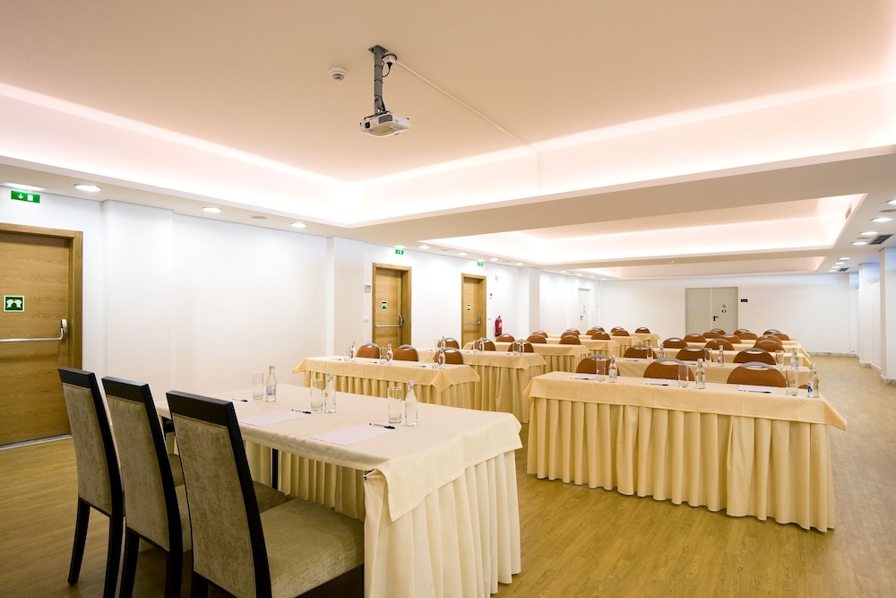 Monte Gordo Hotel Apartamentos & Spa — Hotel building in Monte Gordo, Faro