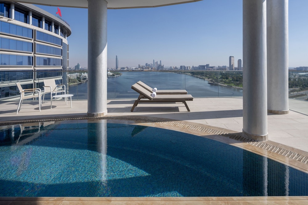 Marriott Marquis Dubai Creek — Swimming pool in Dubai