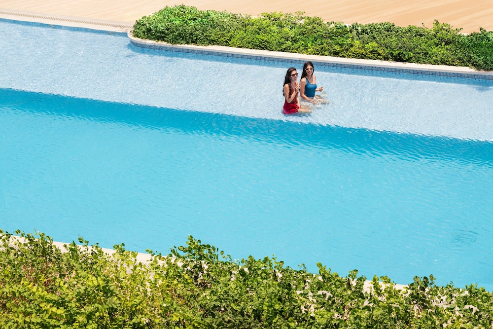 Marriott Marquis Dubai Creek — Swimming pool in Dubai