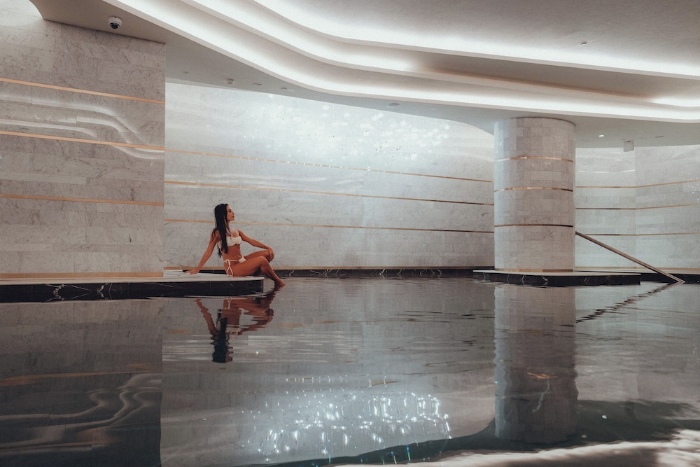 FIVE LUXE — Swimming pool in Dubai
