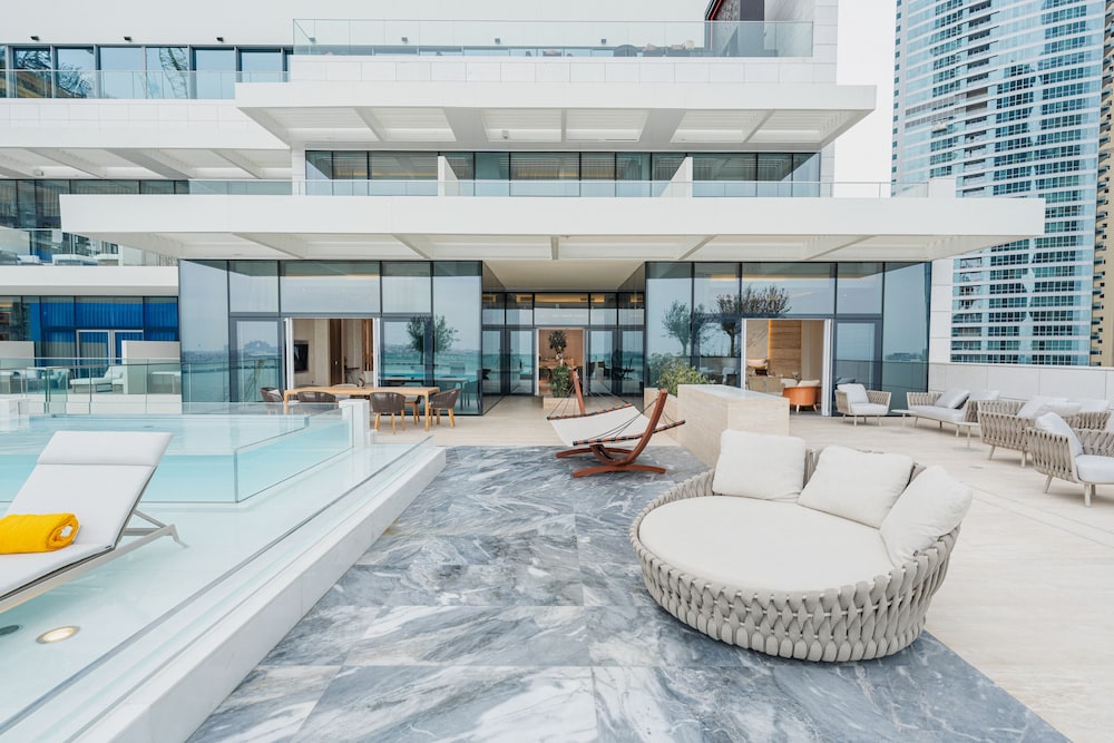 FIVE LUXE — Hotel building in Dubai