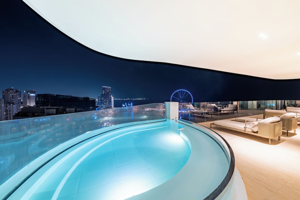FIVE LUXE — Swimming pool in Dubai