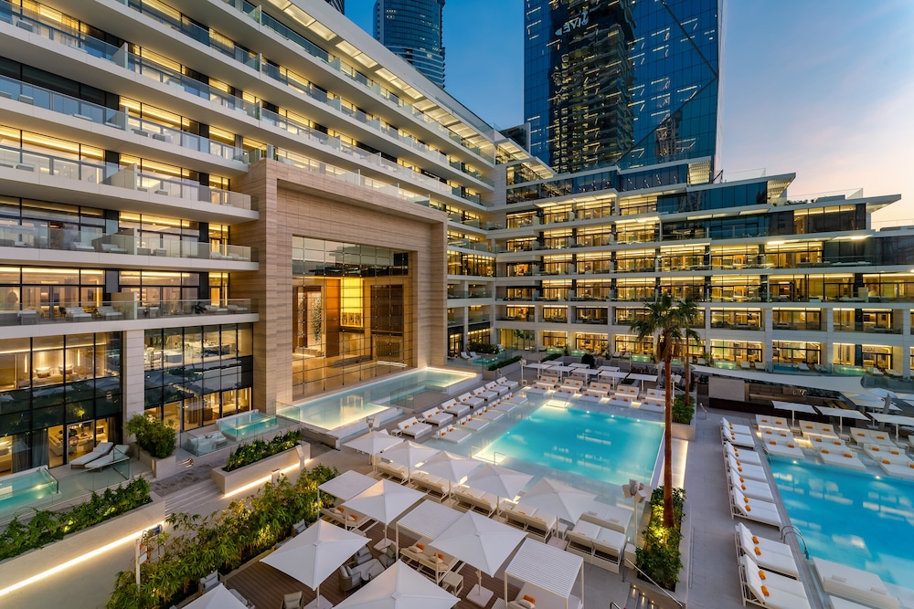 FIVE LUXE — Hotel building in Dubai