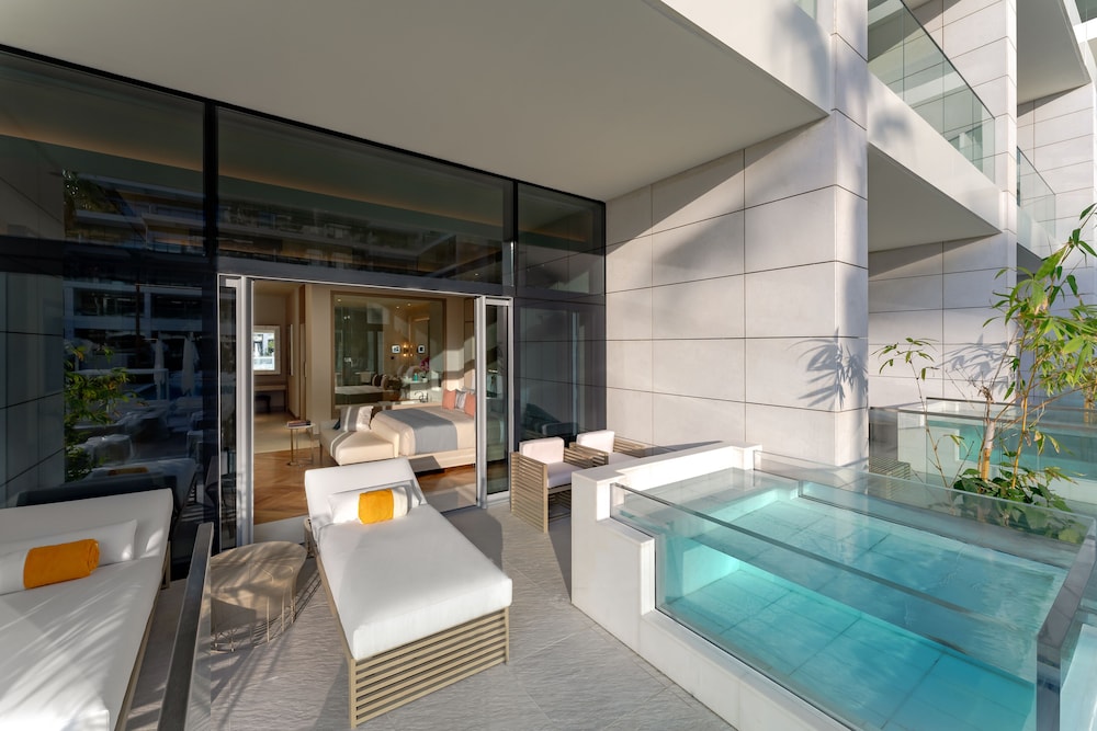 FIVE LUXE — Swimming pool in Dubai