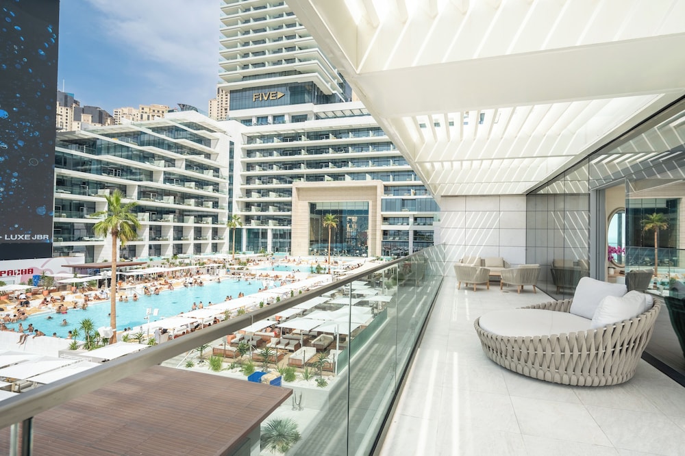 FIVE LUXE — Swimming pool in Dubai
