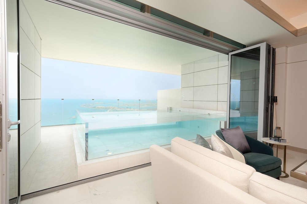 FIVE LUXE — Swimming pool in Dubai