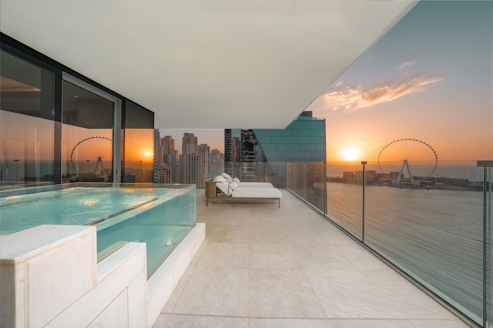 FIVE LUXE — Swimming pool in Dubai