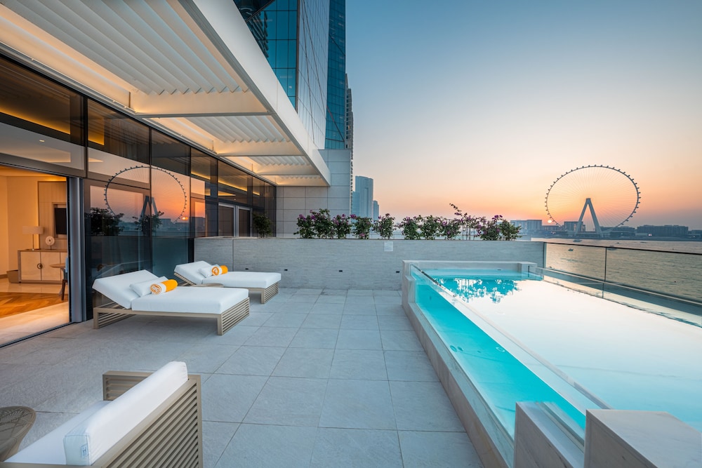 FIVE LUXE — Swimming pool in Dubai