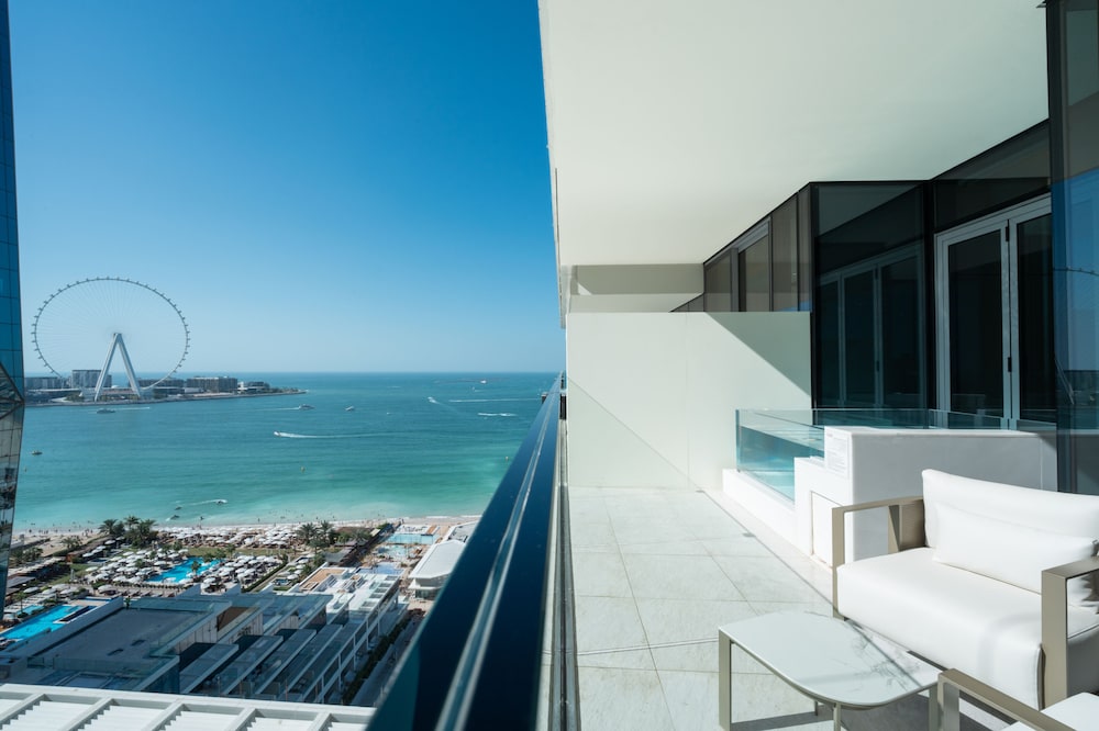 FIVE LUXE — Hotel building in Dubai