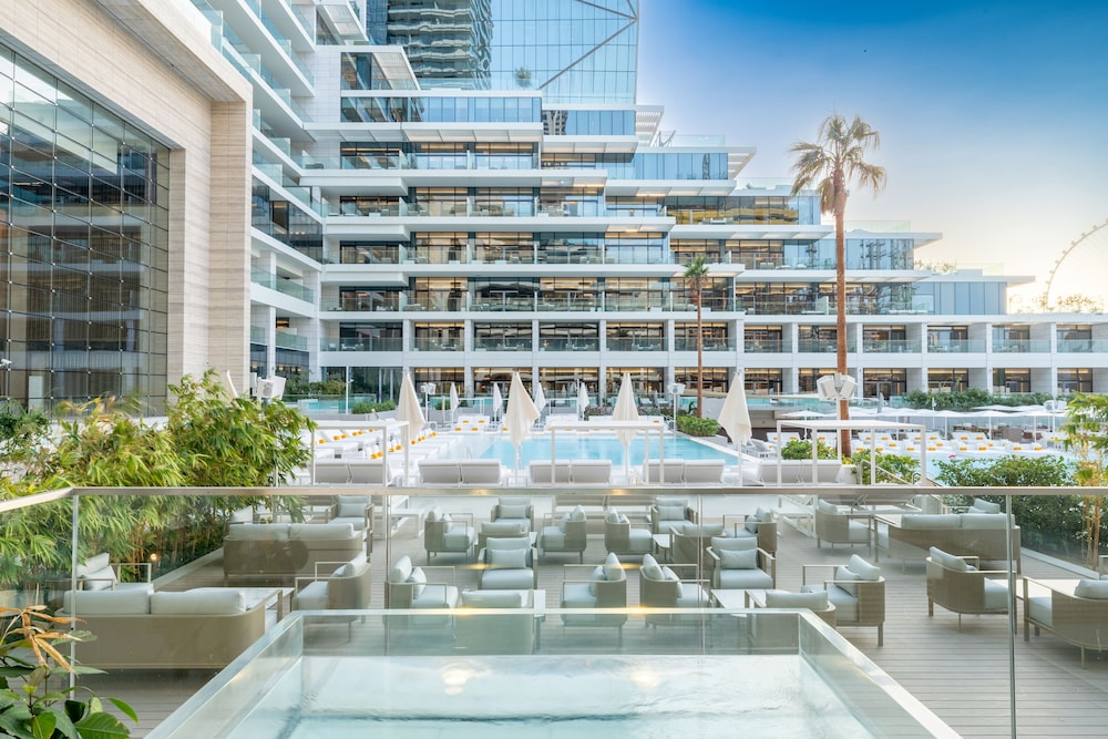 FIVE LUXE — Swimming pool in Dubai