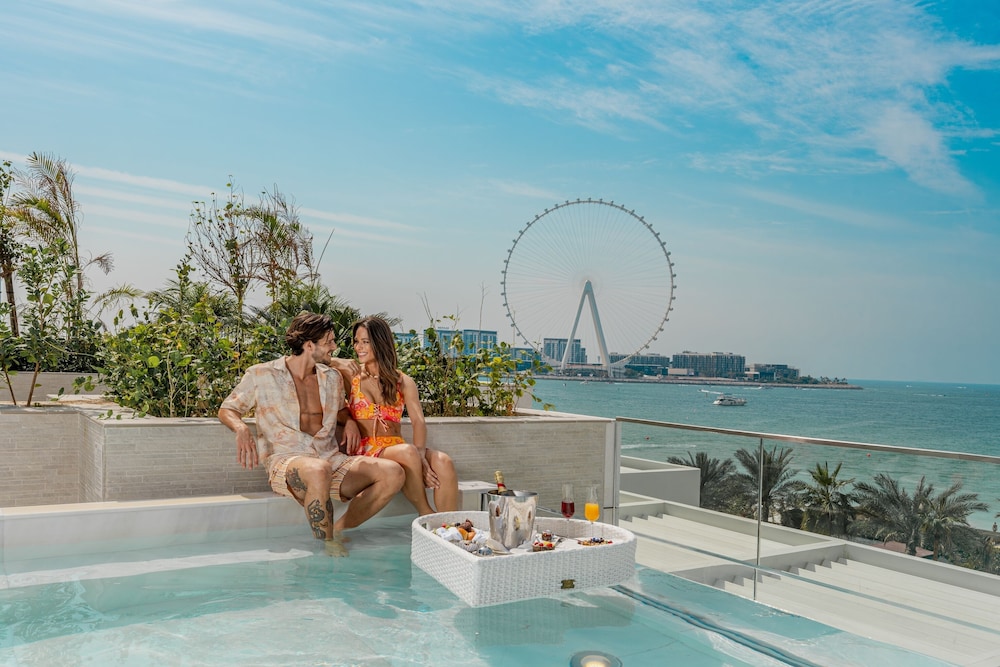 FIVE LUXE — Swimming pool in Dubai