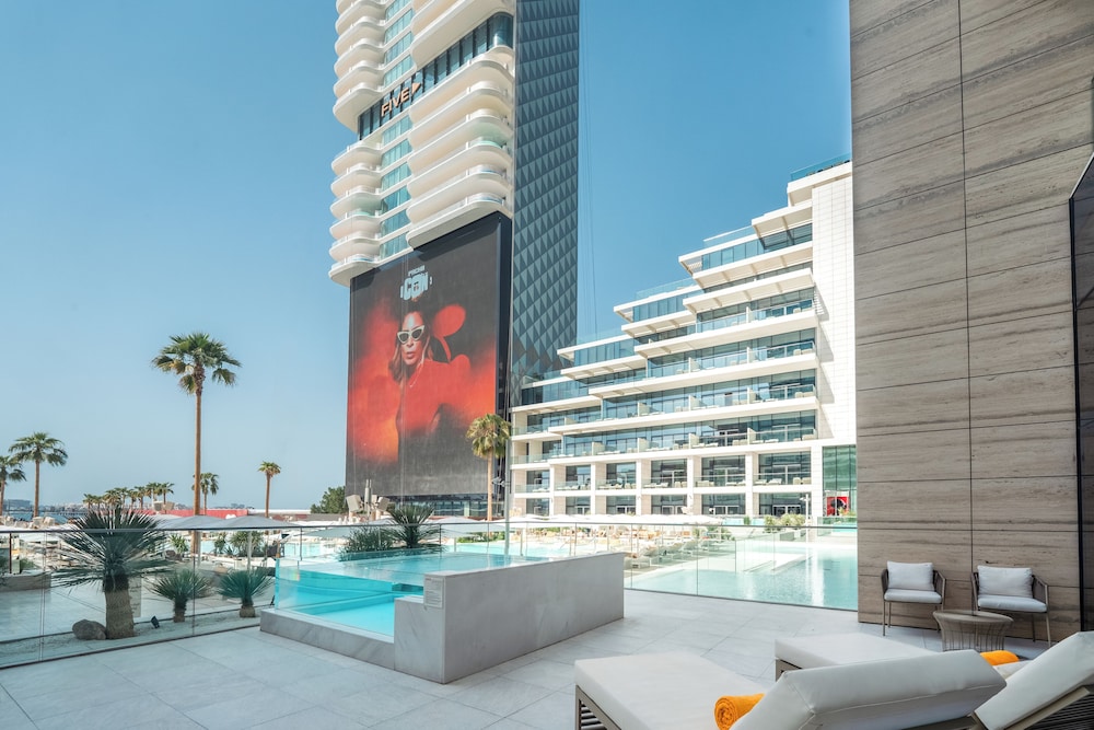FIVE LUXE — Swimming pool in Dubai