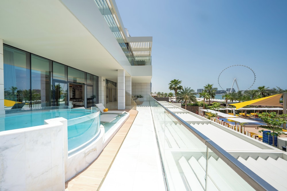 FIVE LUXE — Hotel building in Dubai