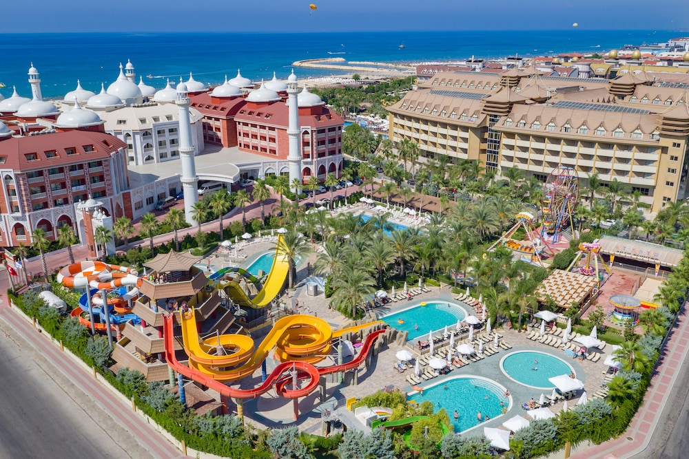 Royal Taj Mahal - All Inclusive — Pool in Side
