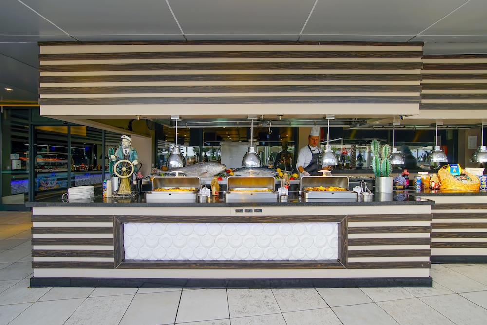 Limak Atlantis De Luxe Hotel & Resort - All Inclusive — Restaurant & bars in Belek