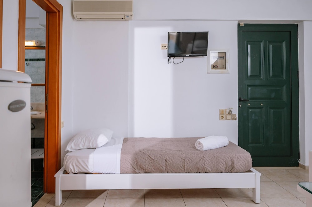 Dionysos Apartments and Studios — Hotel rooms in Stalida