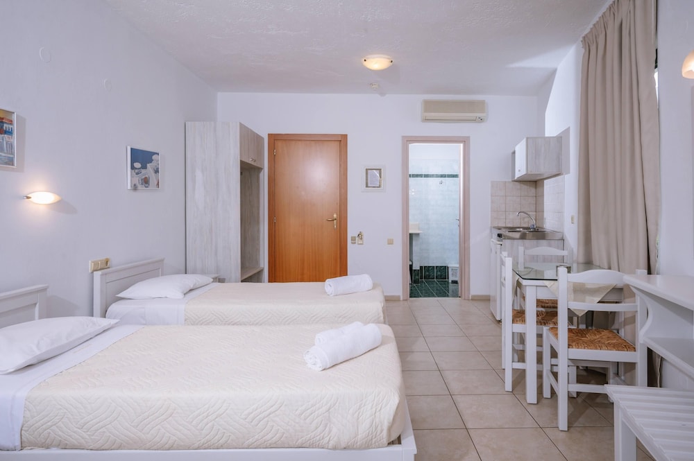 Dionysos Apartments and Studios — Hotel rooms in Stalida