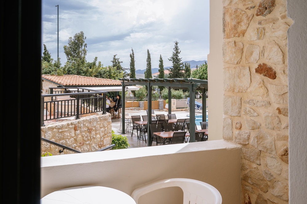 Dionysos Apartments and Studios — Restaurant & bars in Stalida
