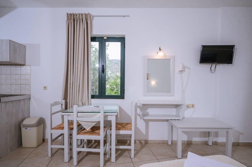 Dionysos Apartments and Studios — Hotel rooms in Stalida