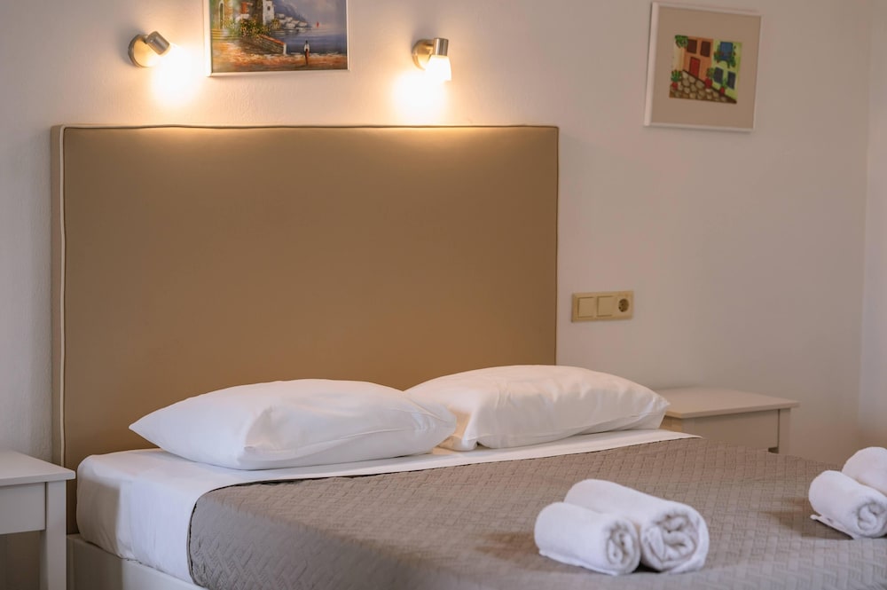 Dionysos Apartments and Studios — Hotel rooms in Stalida