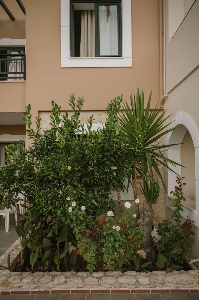 Dionysos Apartments and Studios — Hotel building in Stalida
