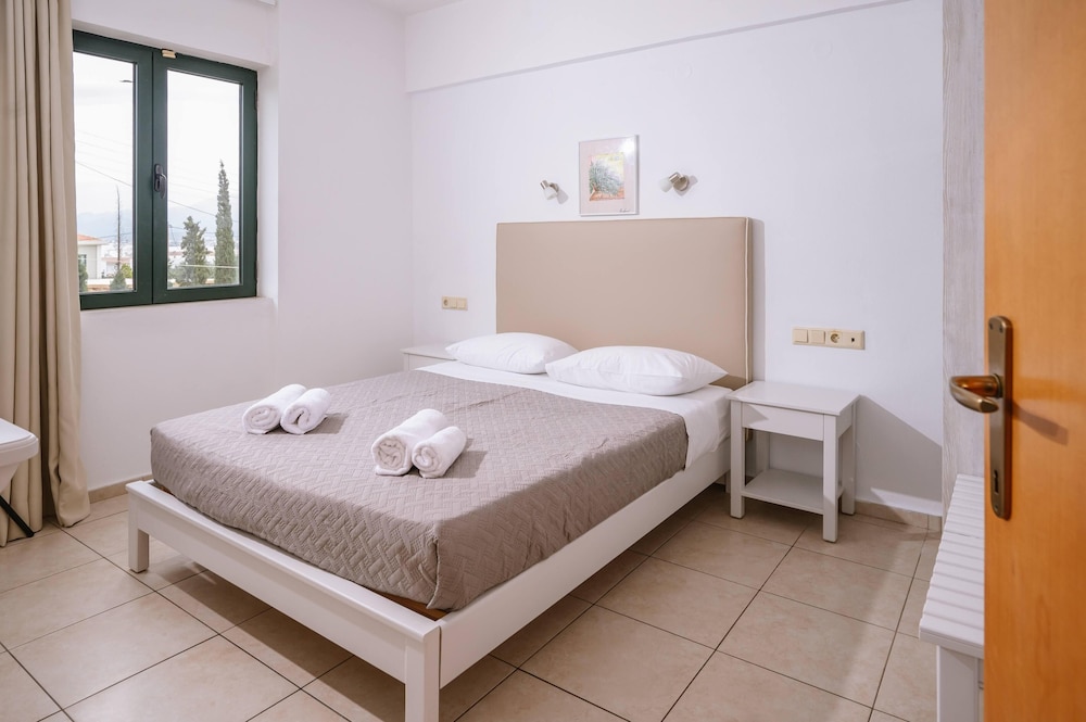 Dionysos Apartments and Studios — Hotel rooms in Stalida