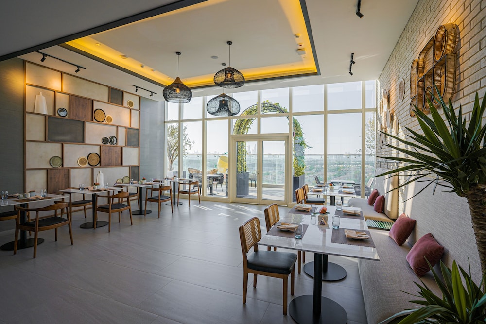 Mövenpick Hotel Jumeirah Village Triangle — Restaurant & bars in Dubai