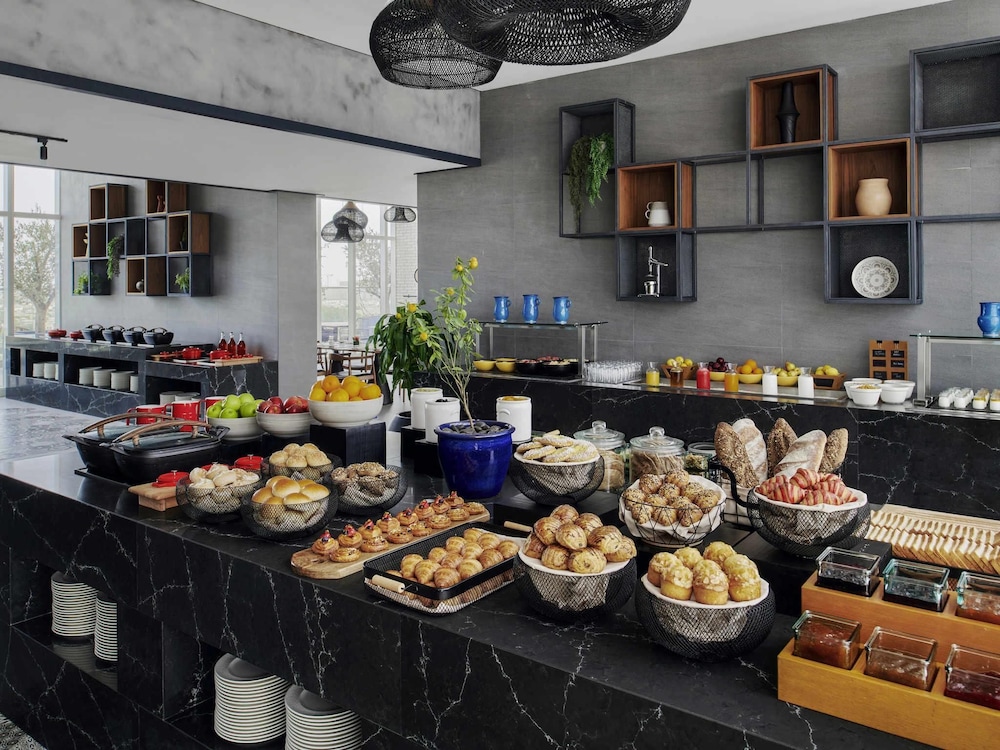 Mövenpick Hotel Jumeirah Village Triangle — Restaurant & bars in Dubai
