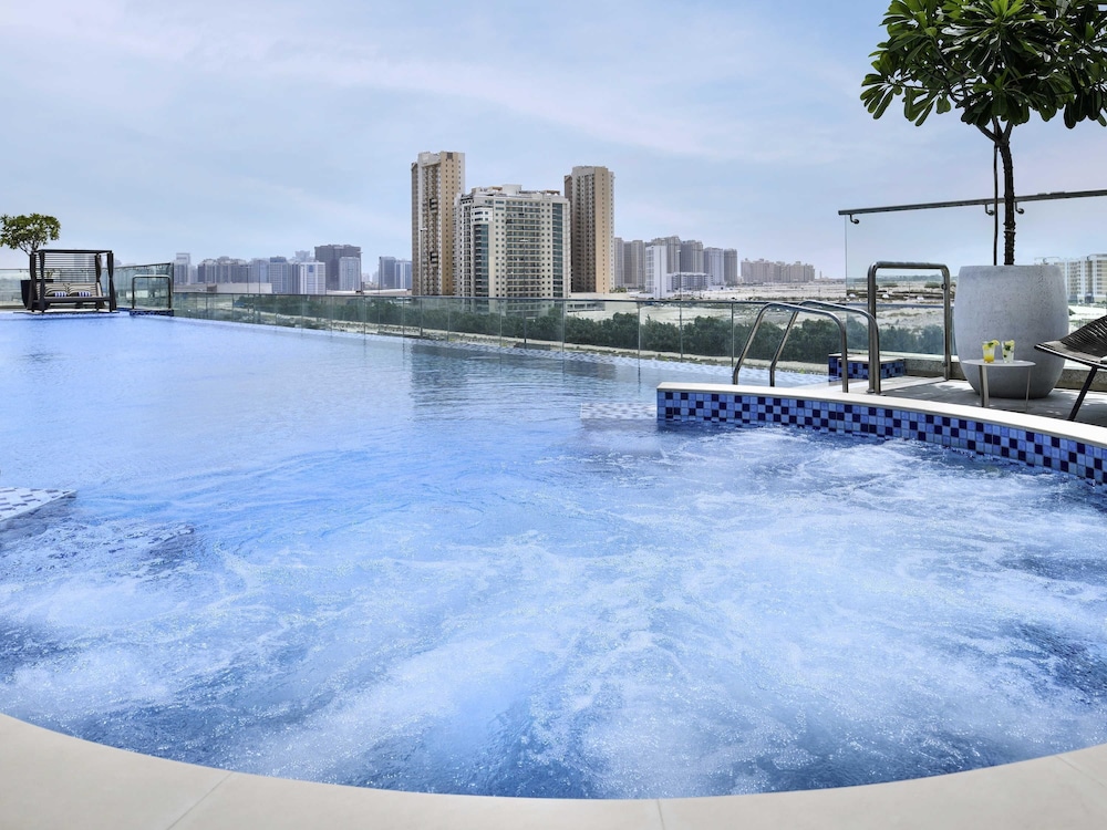 Mövenpick Hotel Jumeirah Village Triangle — Swimming pool in Dubai