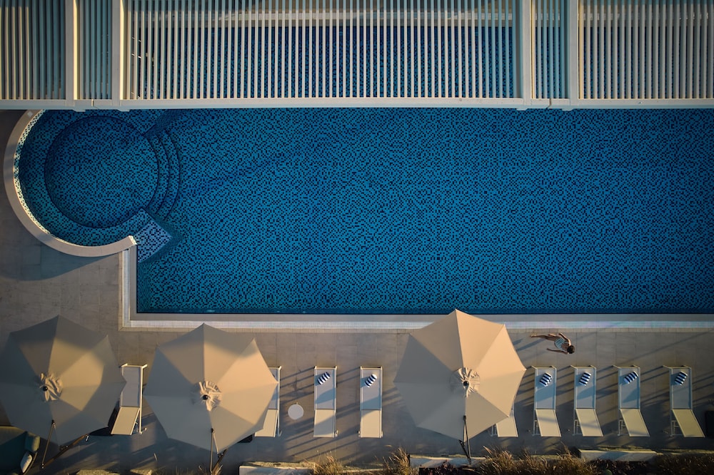 Mövenpick Hotel Jumeirah Village Triangle — Swimming pool in Dubai