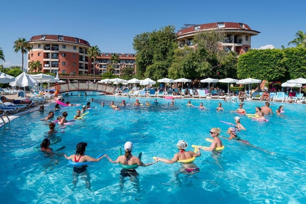 Palmeras Beach Hotel — Swimming pool in Alanya