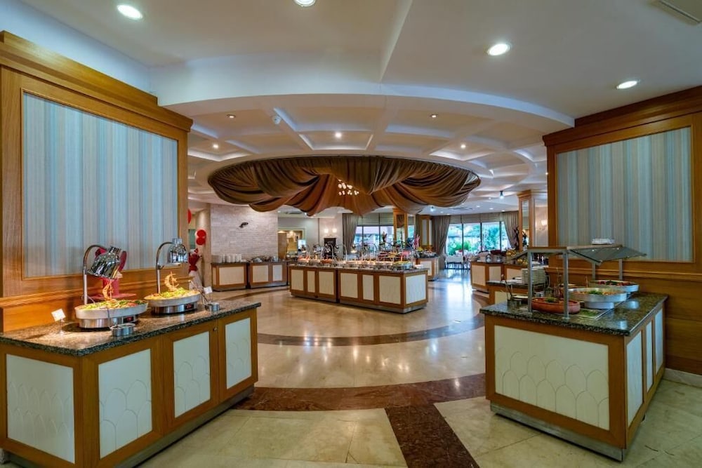 Palmeras Beach Hotel — Restaurant & bars in Alanya