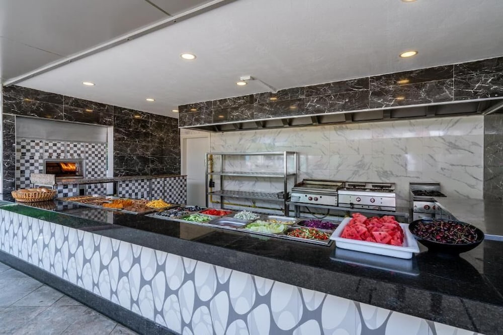 Palmeras Beach Hotel — Restaurant & bars in Alanya