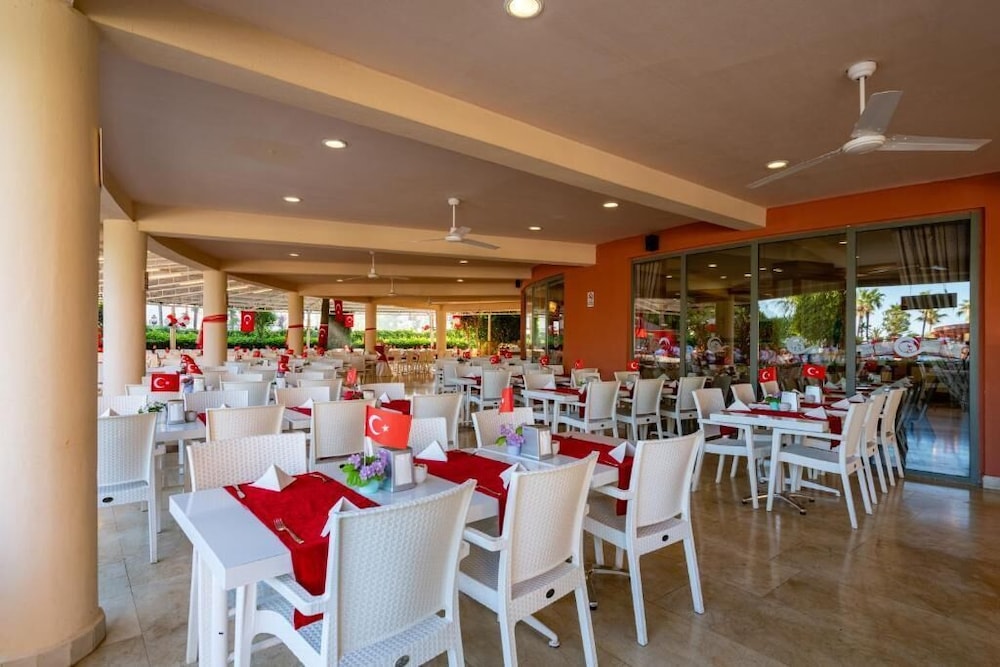 Palmeras Beach Hotel — Restaurant & bars in Alanya