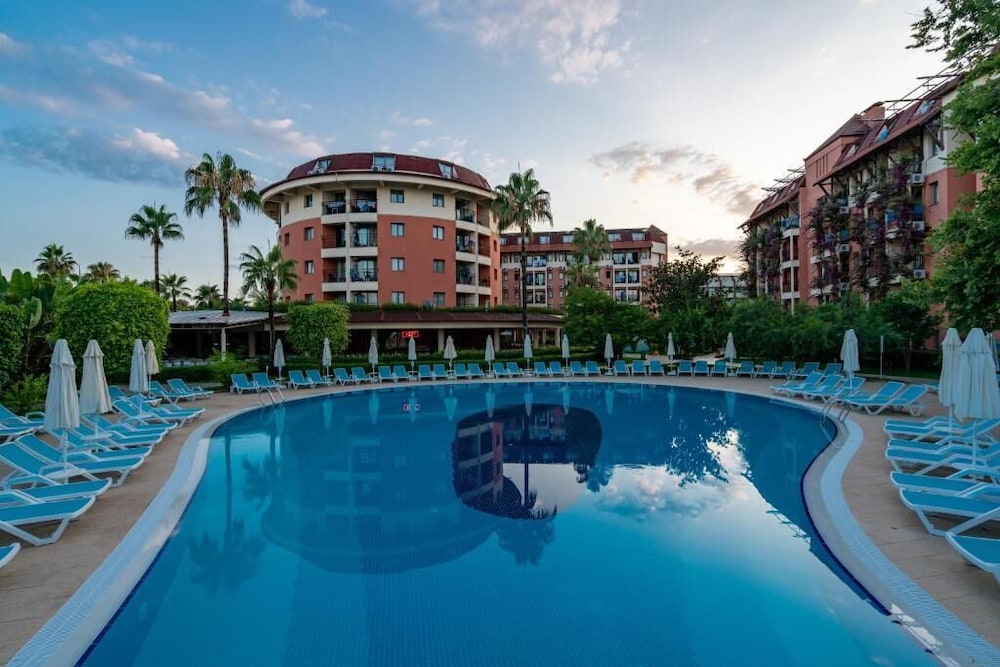 Palmeras Beach Hotel — Swimming pool in Alanya