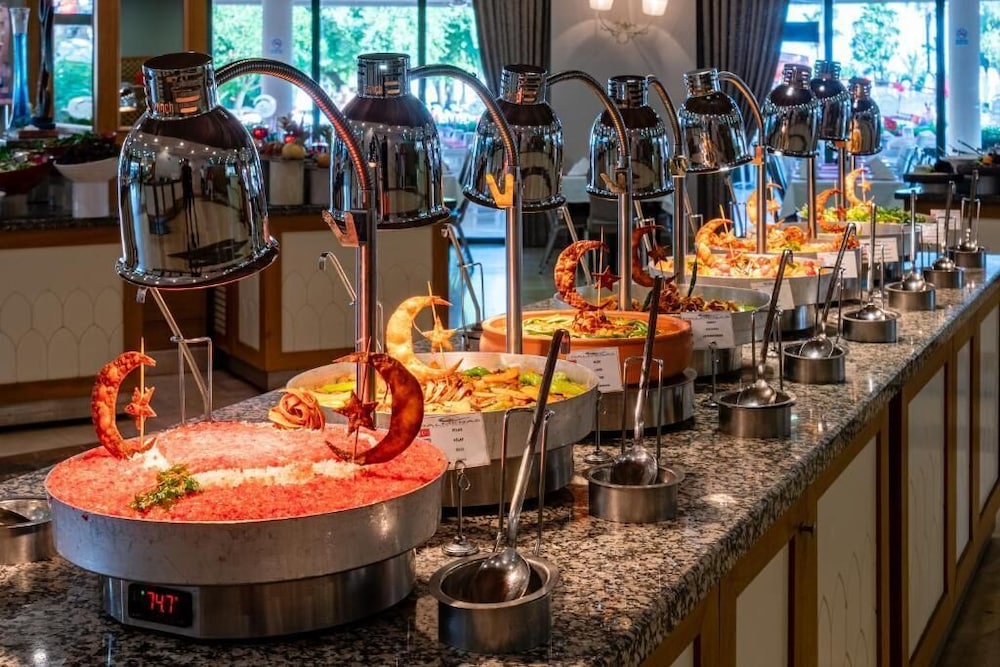 Palmeras Beach Hotel — Restaurant & bars in Alanya