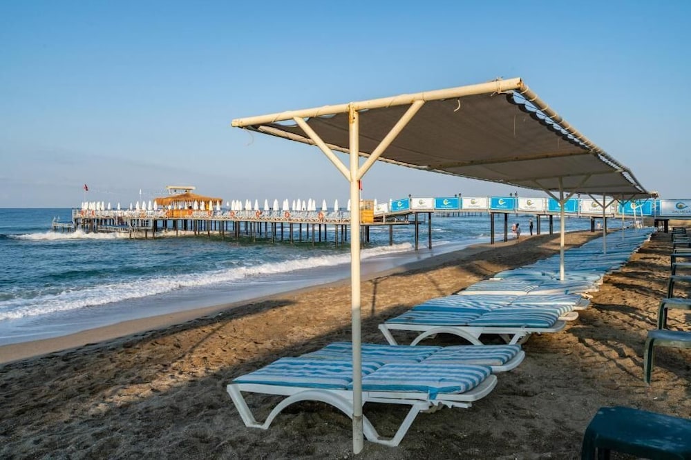 Palmeras Beach Hotel — Beach in Alanya