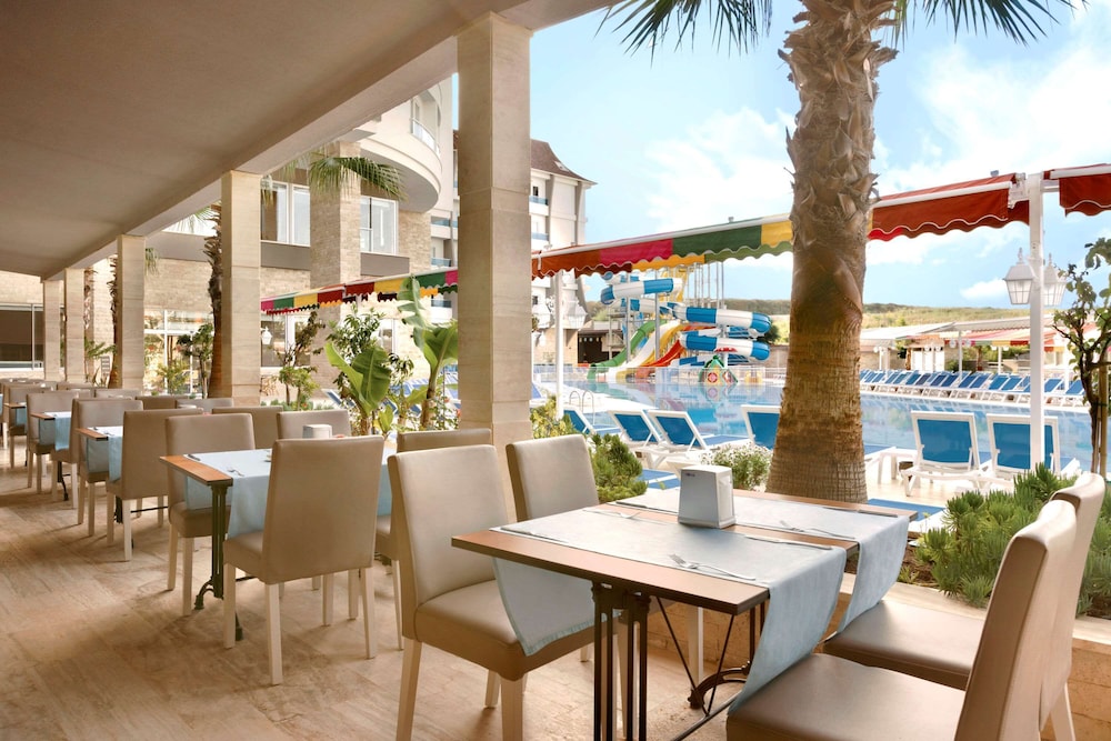 Ramada Resort by Wyndham Side — Swimming pool in Side