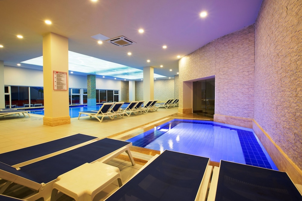 Ramada Resort by Wyndham Side — Swimming pool in Side