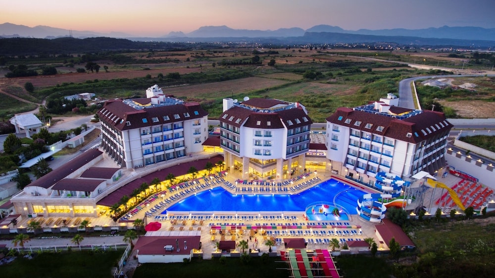 Ramada Resort by Wyndham Side — Swimming pool in Side
