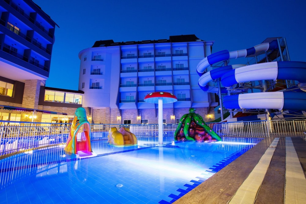 Ramada Resort by Wyndham Side — Swimming pool in Side