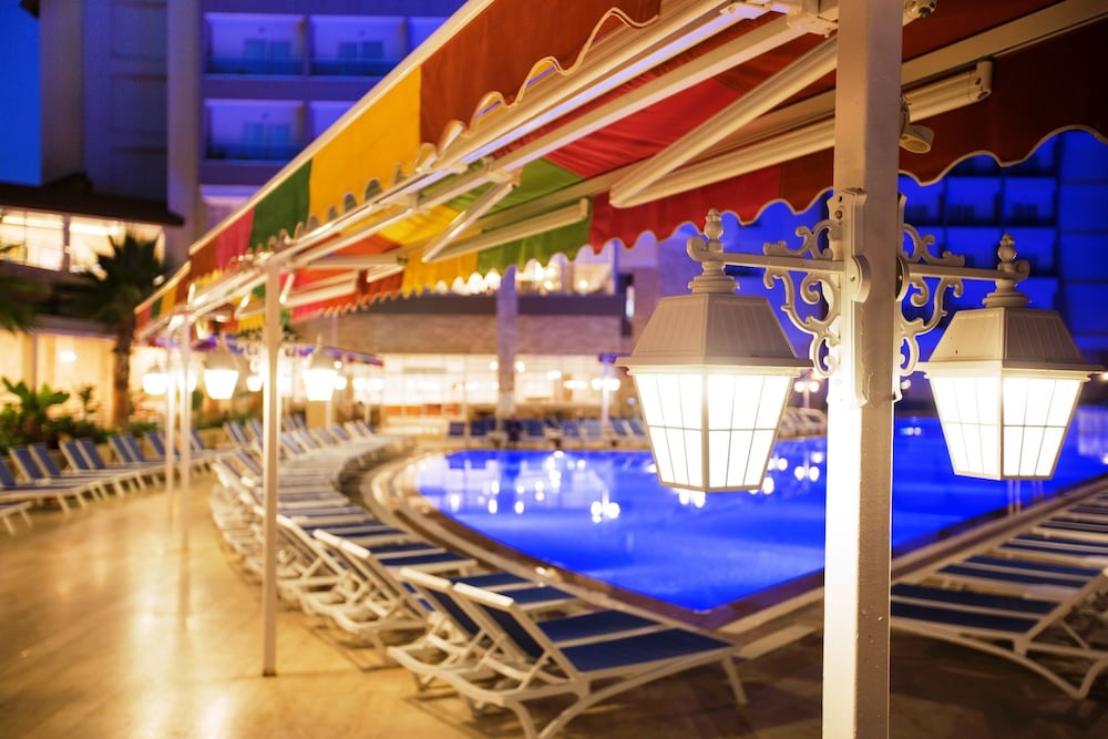 Ramada Resort by Wyndham Side — Swimming pool in Side
