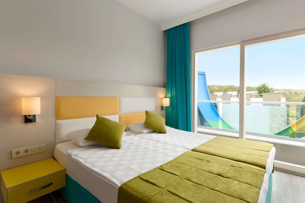 Ramada Resort by Wyndham Side — Swimming pool in Side