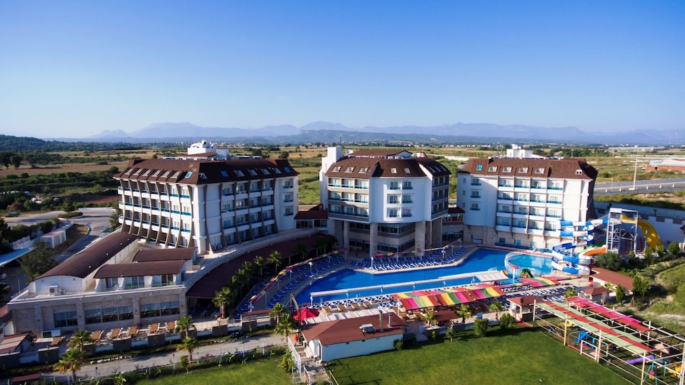 Ramada Resort by Wyndham Side — Swimming pool in Side