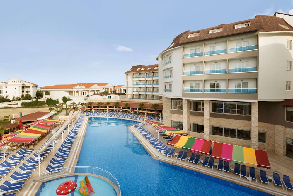 Ramada Resort by Wyndham Side — Swimming pool in Side