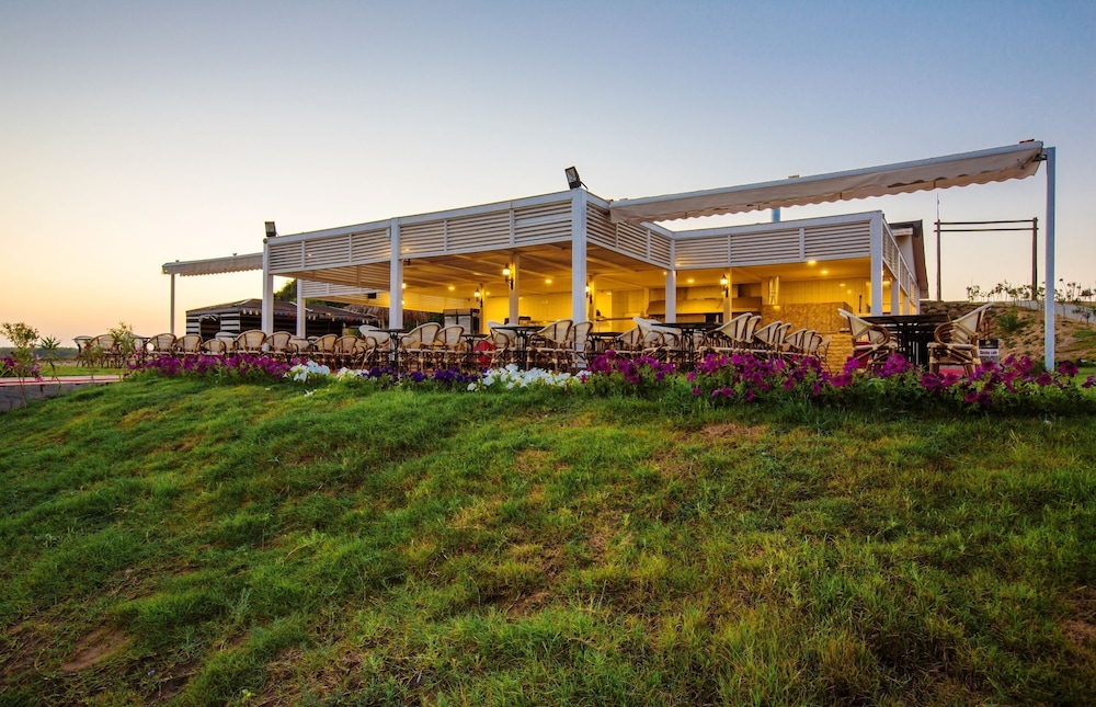 Ramada Resort by Wyndham Side — Restaurant & bars in Side