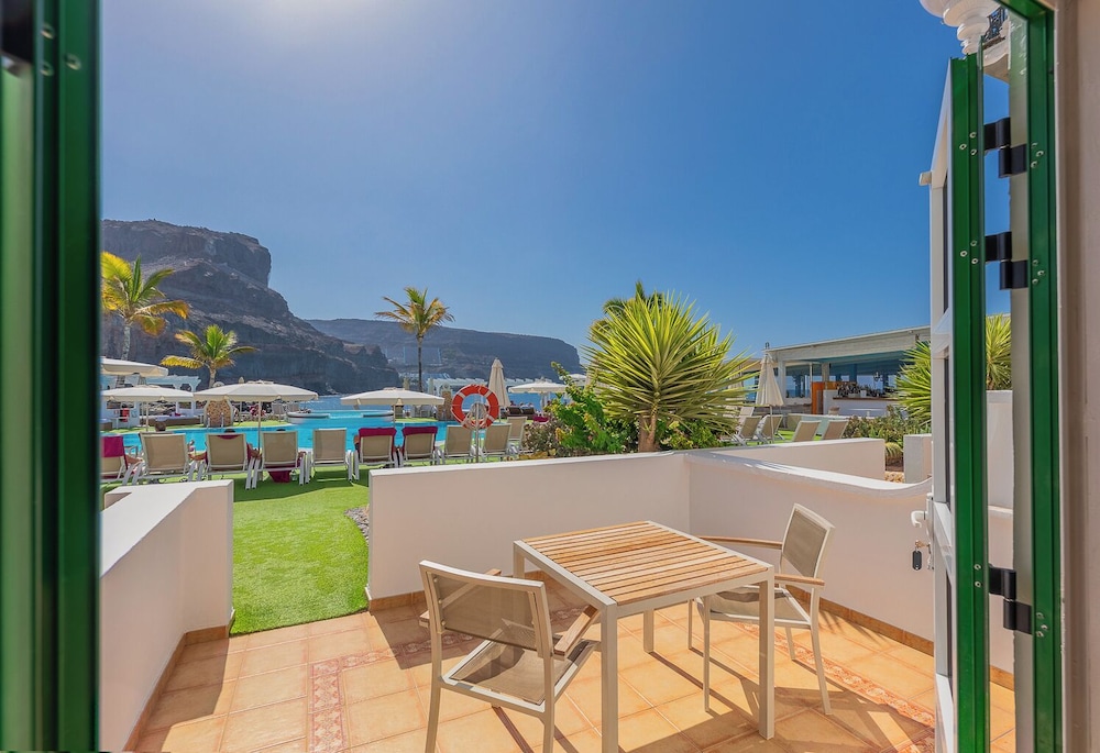 Hotel LIVVO Puerto de Mogán — Swimming pool in Puerto de Mogan, Canary Islands