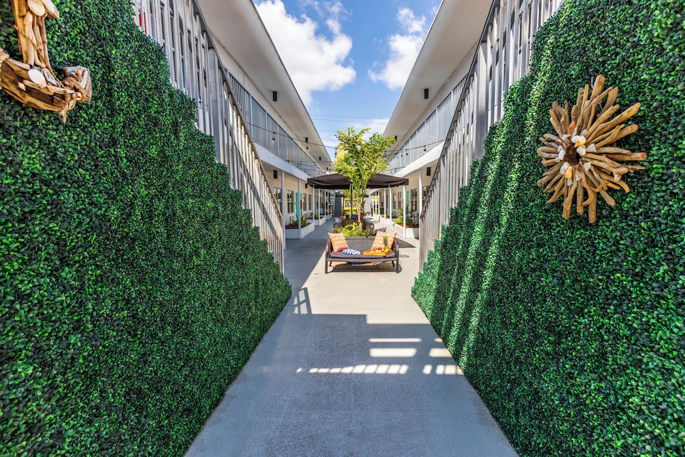 Seaside All Suites Hotel — Hotel building in Miami, Florida