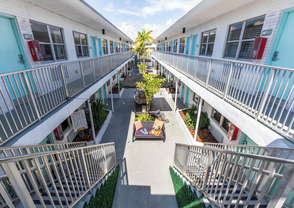 Seaside All Suites Hotel — Hotel building in Miami, Florida