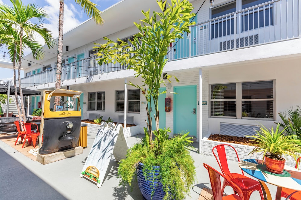 Seaside All Suites Hotel — Hotel building in Miami, Florida